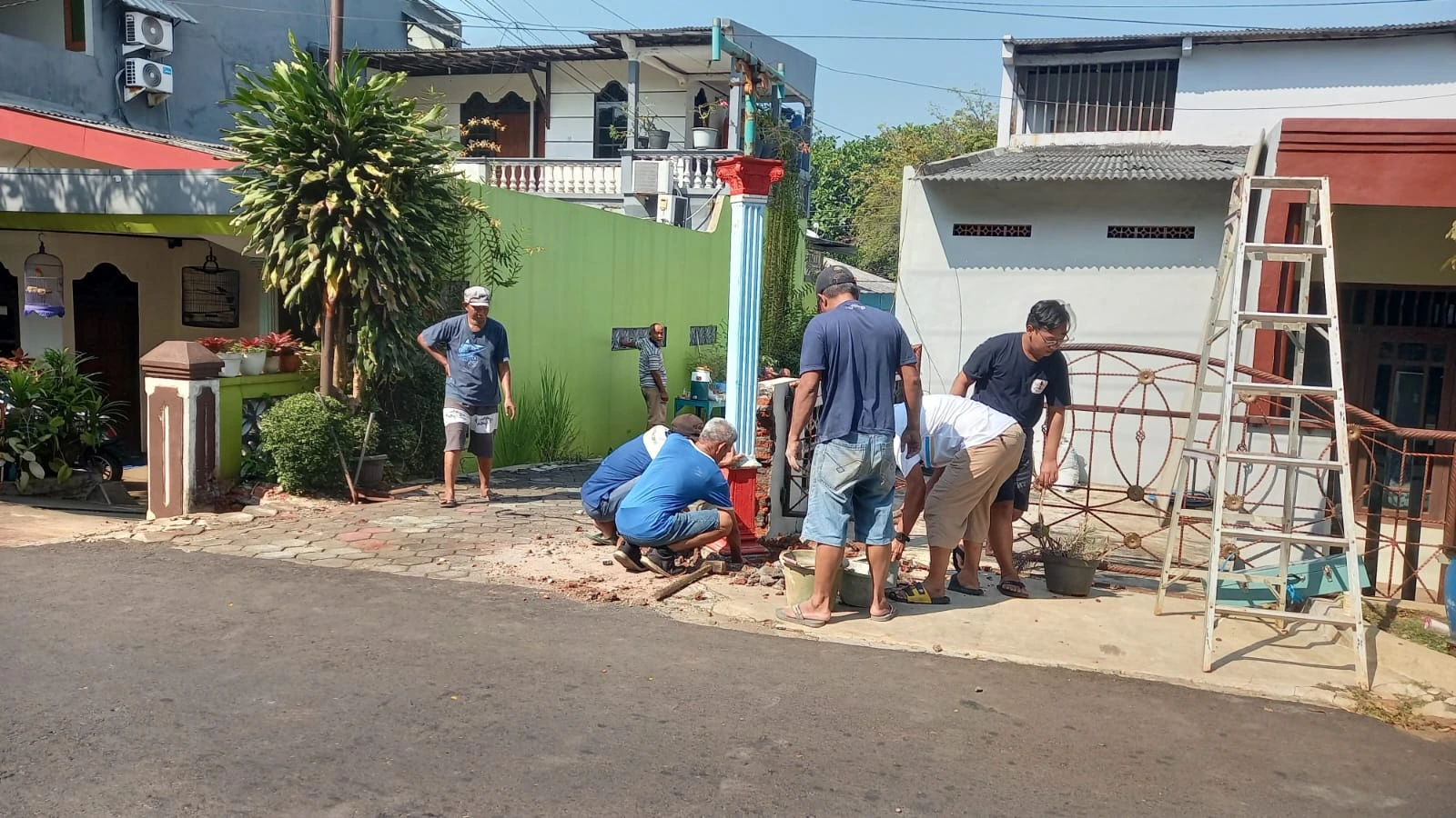 GOTONG ROYONG “kroyok” GAPURA